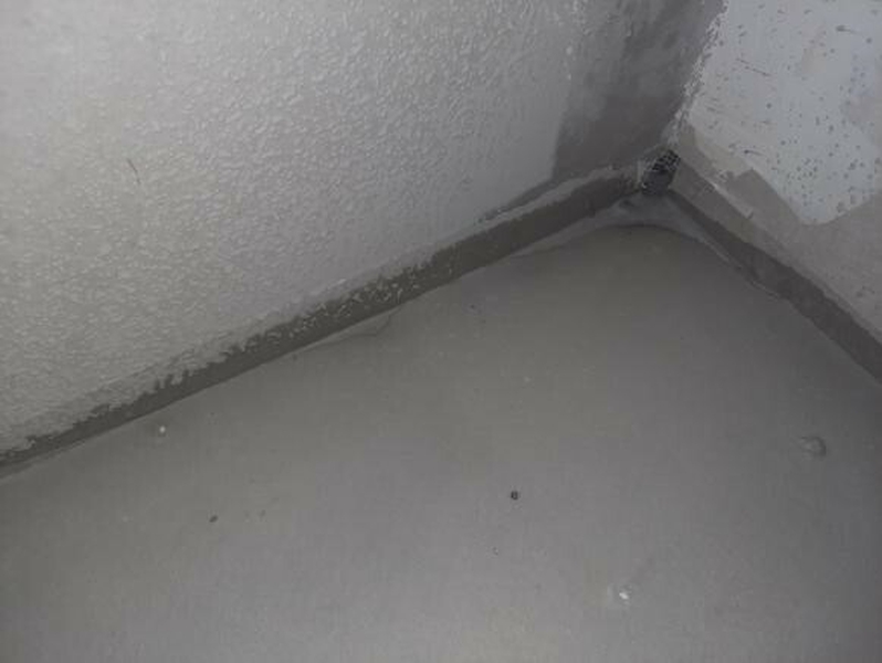 Отсутствие демпферной ленты в местах примыкания стяжки к стенам и перегородкам